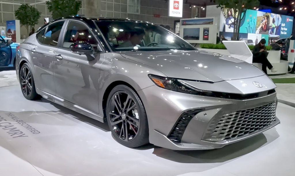 Side view of the 2025 Toyota Camry's sleek exterior design